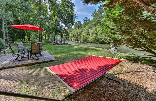 Edgewater dreams- se situe sur les rives de la rivière Coosawattee!