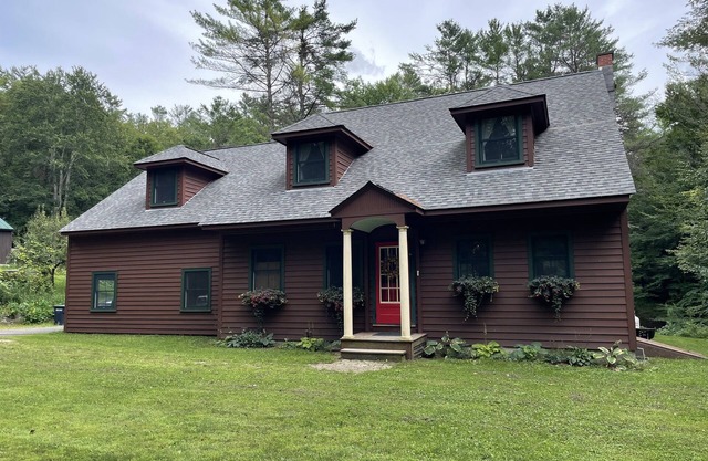 Edgewood, Beautiful custom built 5 bdrm home w/ fire pit, game room, scenic pond