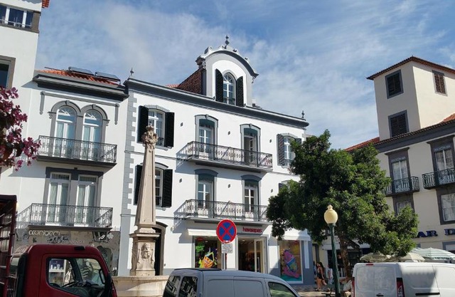 Edificio Charles 102