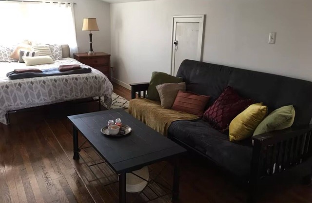 ‘Edith’ Carriage House Getaway - Hamburg/I-75!