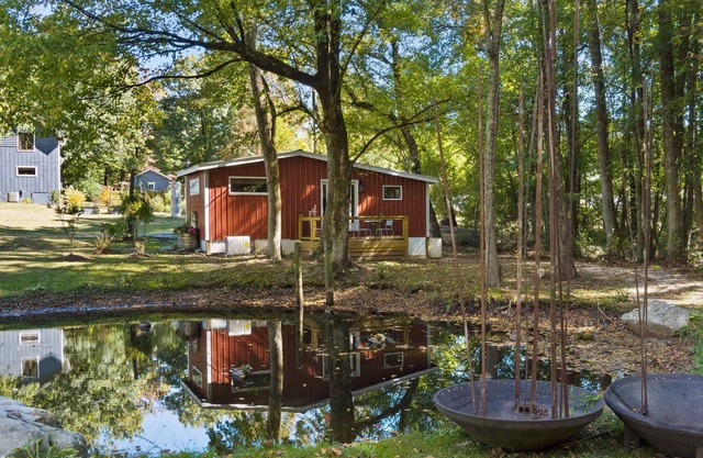 Edith's House-cottage on the pond, steps to downtown
