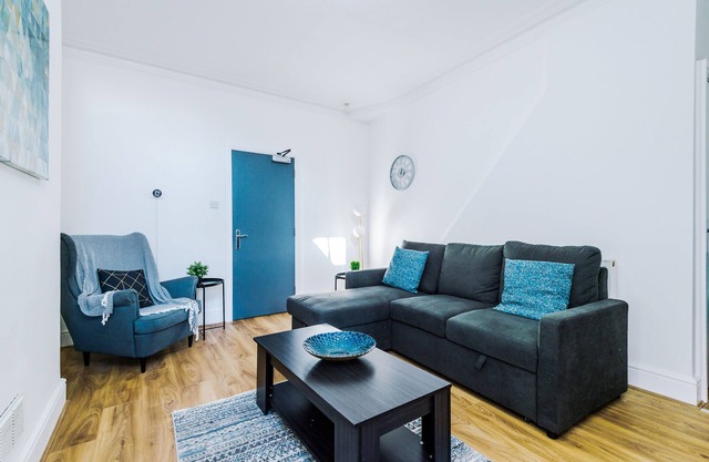 Edward House is a 5 bedroom home. Great location + FREE WiFi