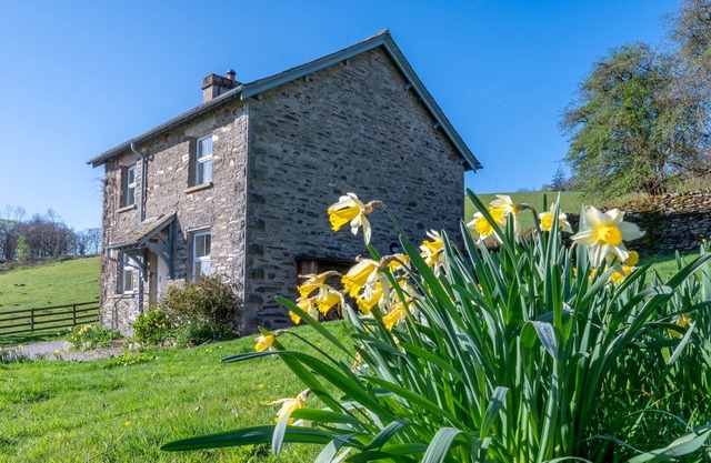 Eel House Cottage - sleeps 4 guests in 2 bedrooms