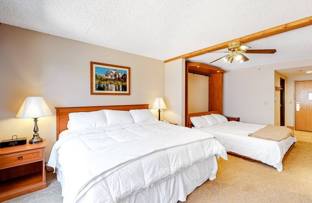 Efficient Mountain Escape W/ Murphy Bed, Shared Pool, Slope Access & Kitchenette