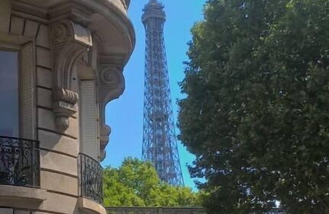 Eiffel Tower view - refurbished charming & cosy
