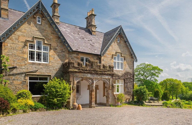 Ein Cynefin - Stylish Country Hall, Sleeps 10, In Rural Flintshire