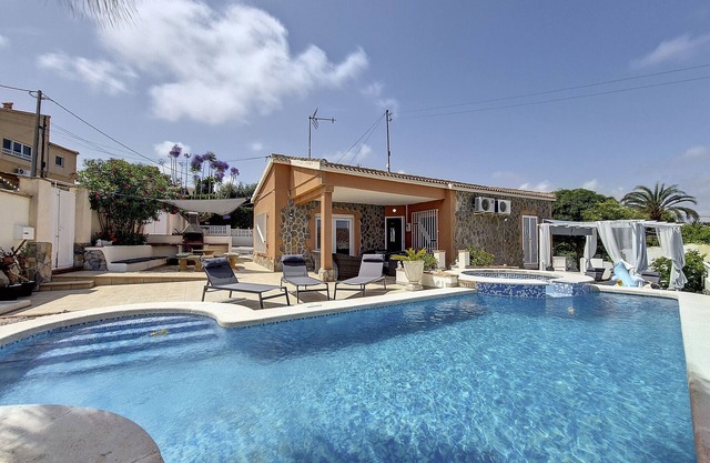 Villa avec piscine privée et jardin