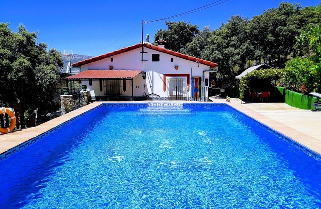 Secluded country house with private pool (ideal for children).
