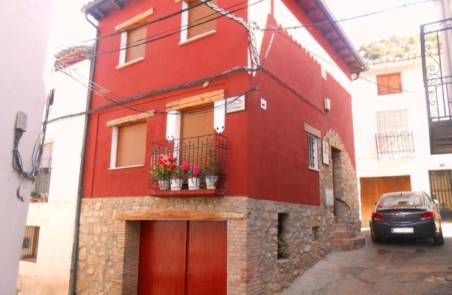 El Cuervo - Teruel. Discover the wonders of the Ebrón from Casa Navarrete.