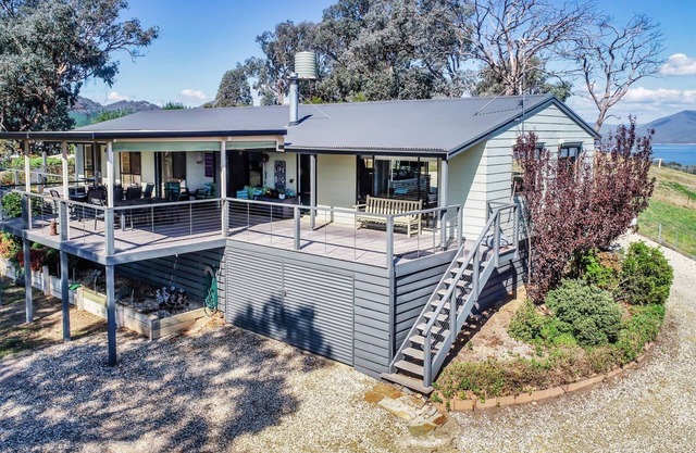 El Gallo Pinto - boasting amazing hilltop views of Lake Eildon and the surrounding mountains.