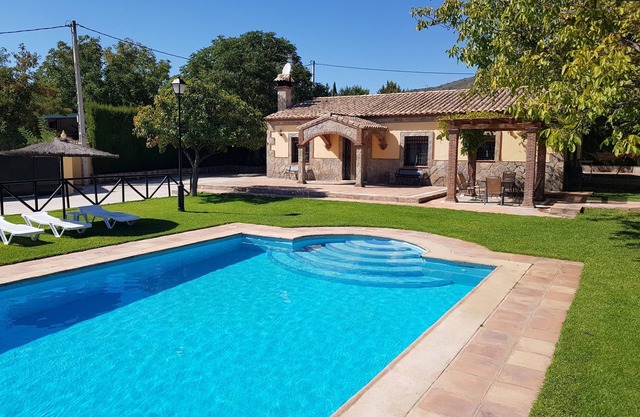 El Nogal: maison rurale avec piscine et terrain de padel
