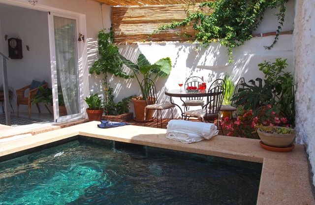 El Patio de Lola, une maison de village andalou avec piscine splash en marbre vert.