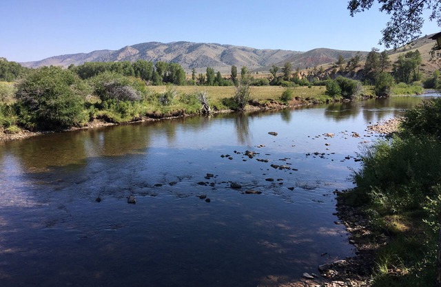 El Rancho Pequeno, mouche de premier plan de pêche de la famille dans le Wyoming.
