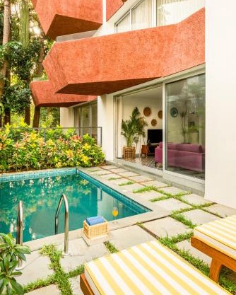 El Volar 2BHK Luxury Apartments 10 Minutes from Candolim Beach with Big common Pool, Fully Equipped Kitchen, 24x7 Security, Wifi