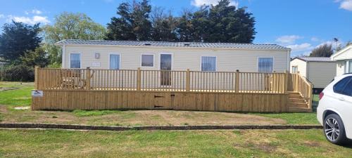 Elan Deluxe Holiday Home by the sea - private beach - Clacton On Sea - Bed Linen & Towels Included