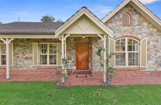 Elcott House ~ Carrickalinga - Charming Country Haven Metres from the Surf