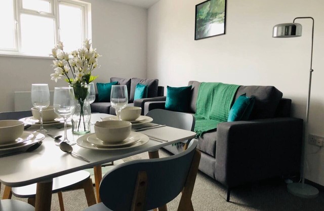 ELD2 - Spacious 2 bedroom, Free parking & Netflix