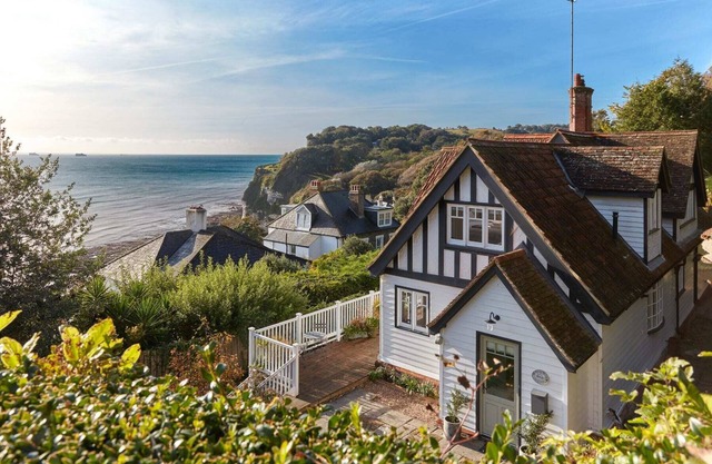 Eldama – stunning coastal retreat etched into the cliffs overlooking the sea