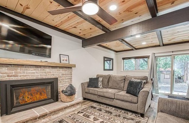 Elderberry Cabin - Walk to town/lake New hot tub!