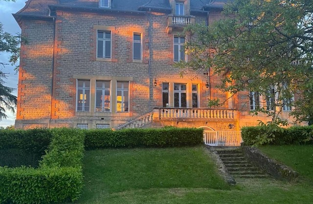 Elégance et charme d'un Château en Bourgogne avec le confort d'une villa