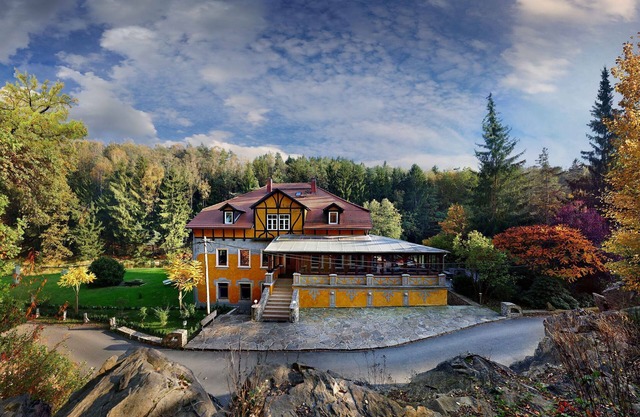 Appartement à 2 étages dans une villa avec parc