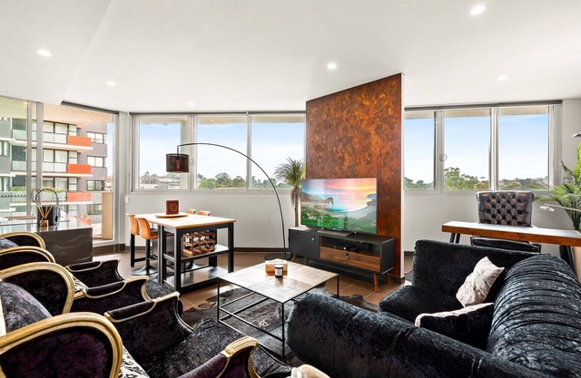 Elegant 1-Bed by Riverside Park & Amenities