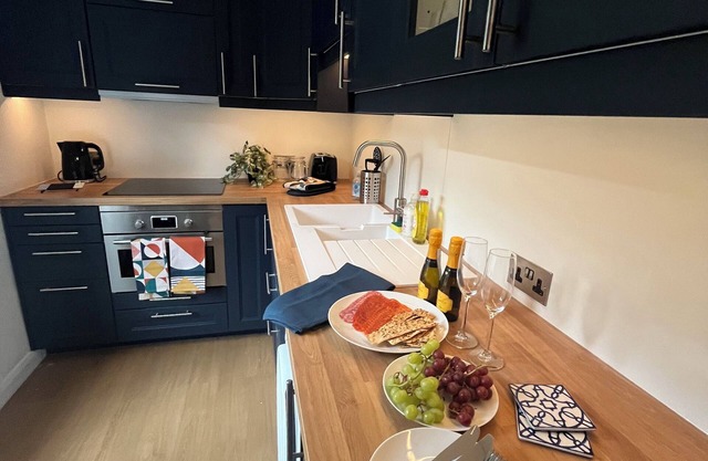 Elegant 1-bedroom apartment in Oxford with parking, AC