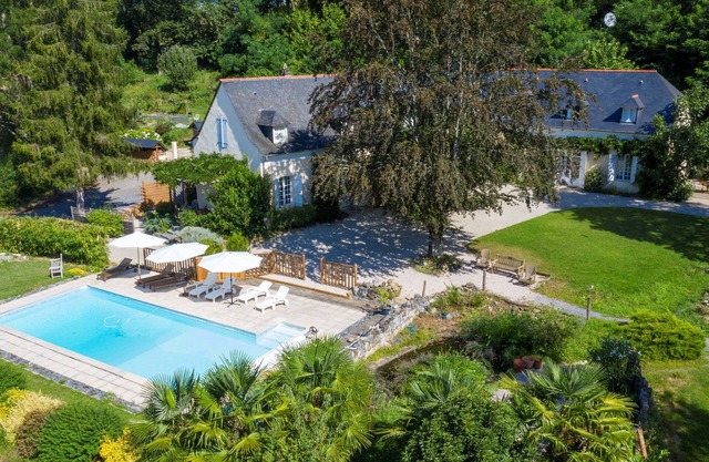 Élégante maison du 17ème siècle avec une superbe vue sur la montagne et une piscine chauffée à l'énergie solaire