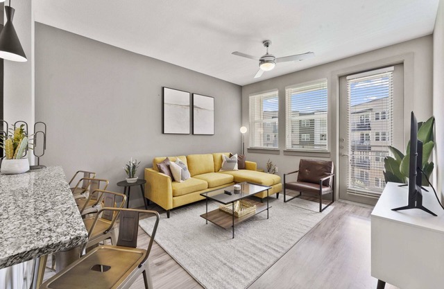 Elegant 1BR king suite close to DT w/ fast WiFi