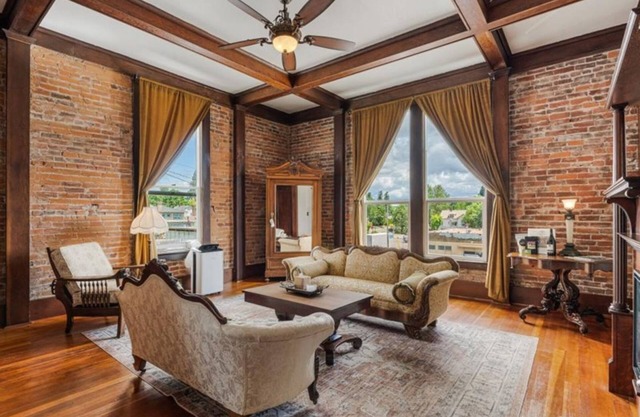 The 1888 Building - Historic 1-Bedroom Loft Experience in Downtown Newberg