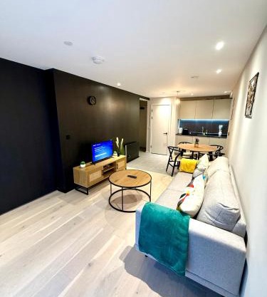 Elegant 2-Bed 2-Bath Apt in Manchester with Balcony