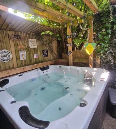 Elegant 2 bed with hot tub and a host of amenities