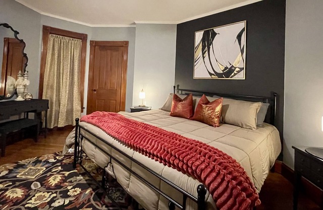 Charming 2 BedRM King Suite Downtown Sandusky