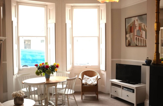 Élégant appartement Regency de 2 chambres avec jardin isolé. Vues sur la mer. 4 couchages
