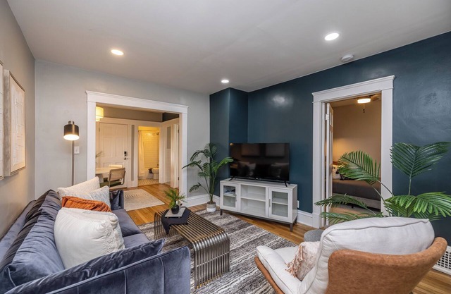 Elegant 2BR Larchmere Classic ~ Near Cleveland Clinic & Case Western University