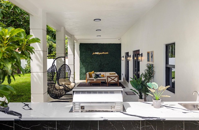 Elegant 3 bdr 8 beds 2.5 bth Coral Gables 2 King
