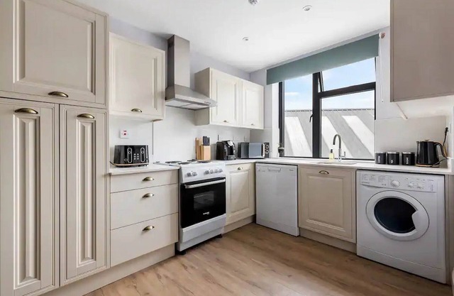 Elegant 3-Bedroom apartment near tube station - 360 Stays