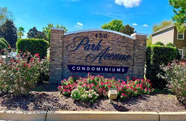 Elegant 3 bedroom condo with 2 King beds/2 twins close to OWA