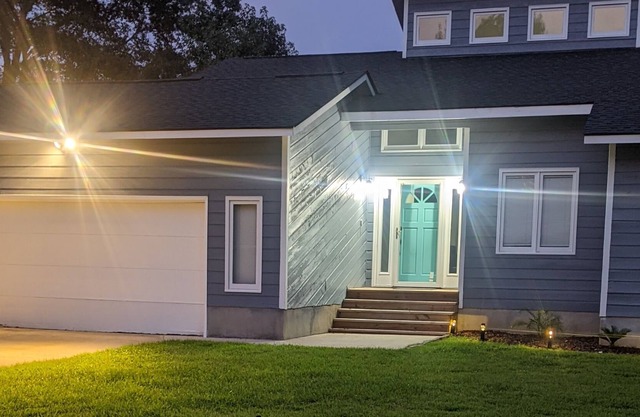 Elegant 3 bedroom home w/pool and deck -- 25 min from the beach!