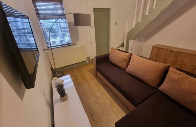 Elegant 4-Bed House in Dartford