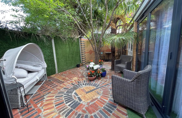 Elegant 4 bedroom 4 bathroom house in Acton, West London - Elizabeth Line near