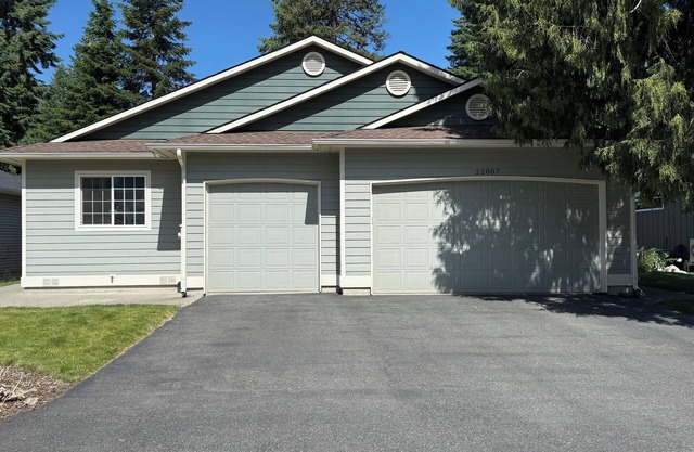 Elegant 4-bedroom Golf Course Retreat with Private Beach Access