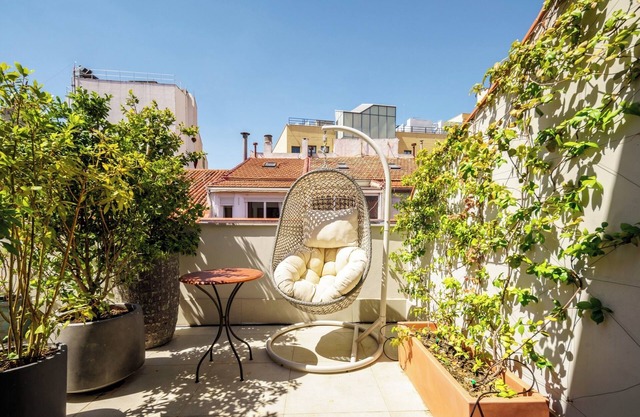 The Artist Apartment Madrid! Perfect for big groups!