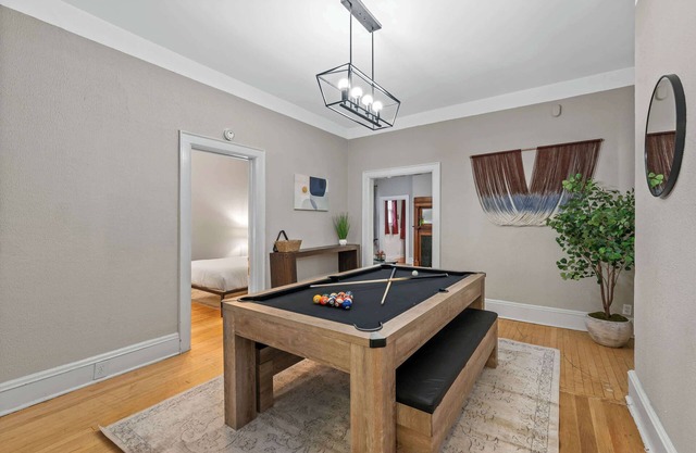 Elegant 7 br Home w Bonus Room