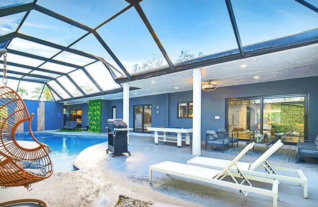 Big Miami house/ Pool table/heated pool/more!