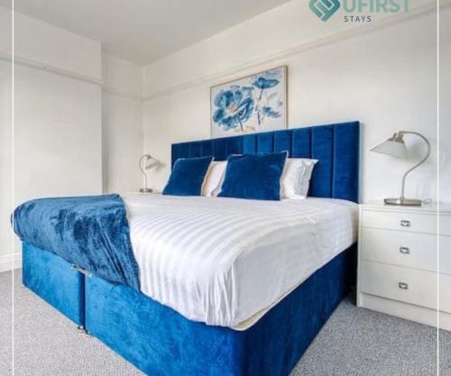 Elegant 8-BR Home - Near Sherwood, City Hospital & Nottingham City Centre - Garden - Sleeps 16