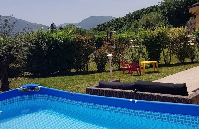 Villa élégante et confortable dans la ville dans un parc privé entouré de verdure.