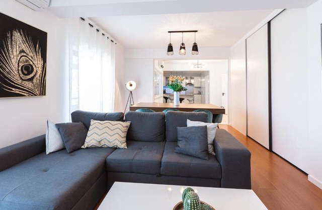 Elegant and spacious 3 bedroom 3 bath apartment 10 mins to the Sanctury!!