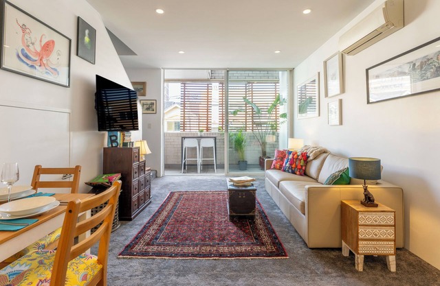 Elegant Apartment in the Heart of Newtown with Secure Parking