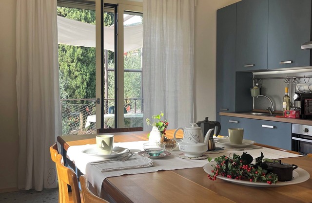 Elegant apartment, villa surrounded by greenery a stone's throw from the lake and the village